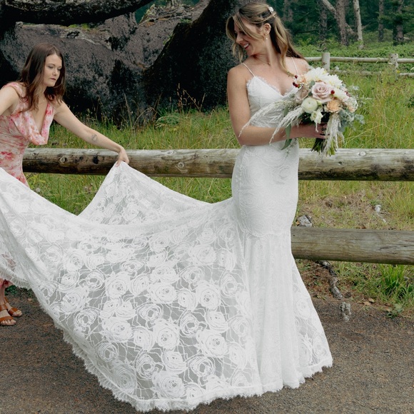 Grace loves Lace Clo Ivory Wedding Dress - www.rajagirimanappuram.com